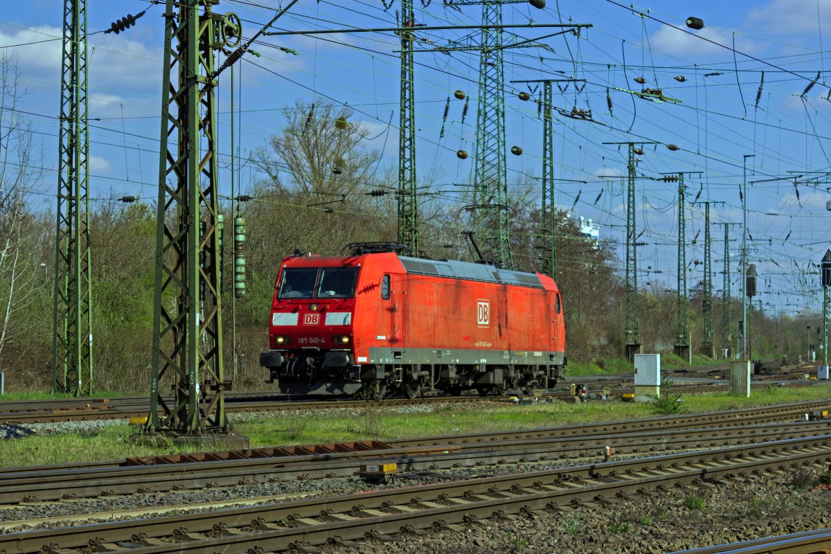 185 049 ist am 05.04.23 in das Vorfeld des Rbf Gremberg gefahren, um sich vor einen in der Ausfahrgruppe stehenden Zug zu setzen.