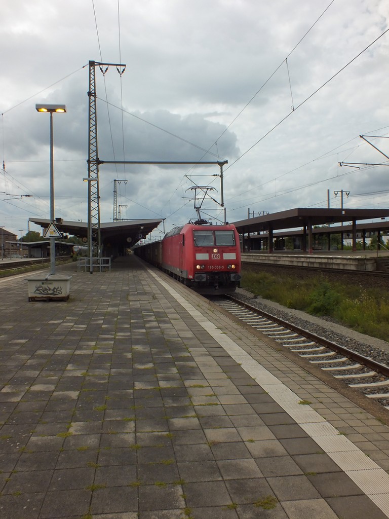 185 058 durchfährt hier am 13.08.14 mit einem Ganzzug offener Güterwagen Göttingen. Entgegen dem Nord-Süd-Strecken-Klischee waren an diesem Tag nicht allzu viele Züge des Kombinierten Verkehrs unterwegs.