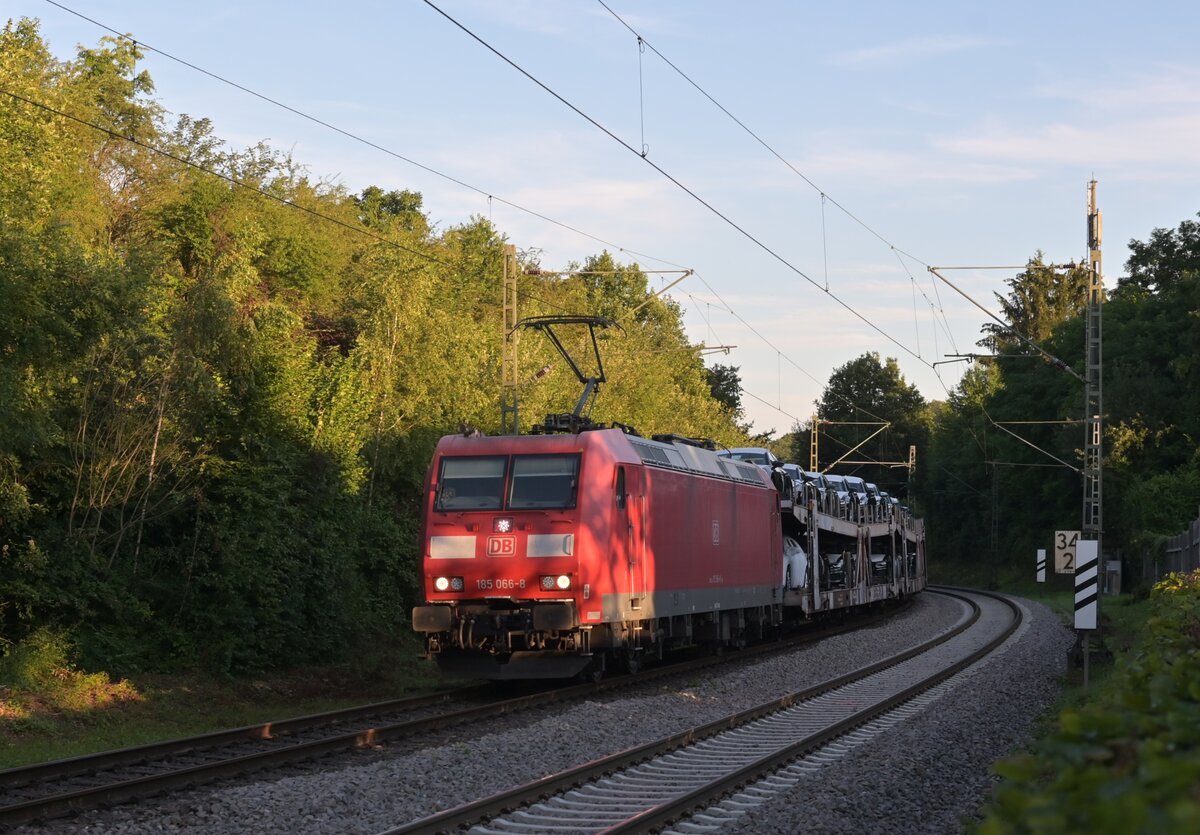 185 066 ist am Abend des 28.6.2024 um 20⁴⁵Uhr  mit dem werktäglichen AUDI Ganzzug im letzten Abendlicht durch Neckargerach gen Heidelberg fahrend aufgenommen worden. 