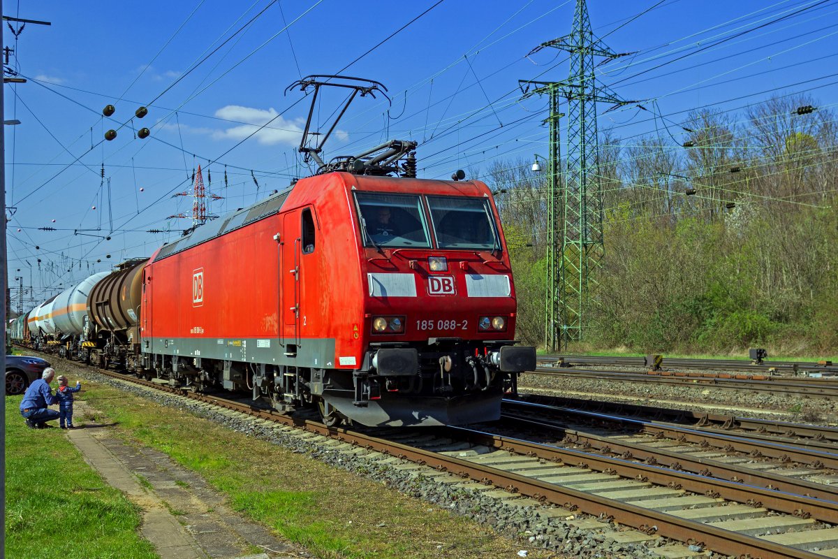 185 088 f�hrt am 05.04.23 mit einem gemischten G�terzug in den Rangierbahnhof Gremberg ein.