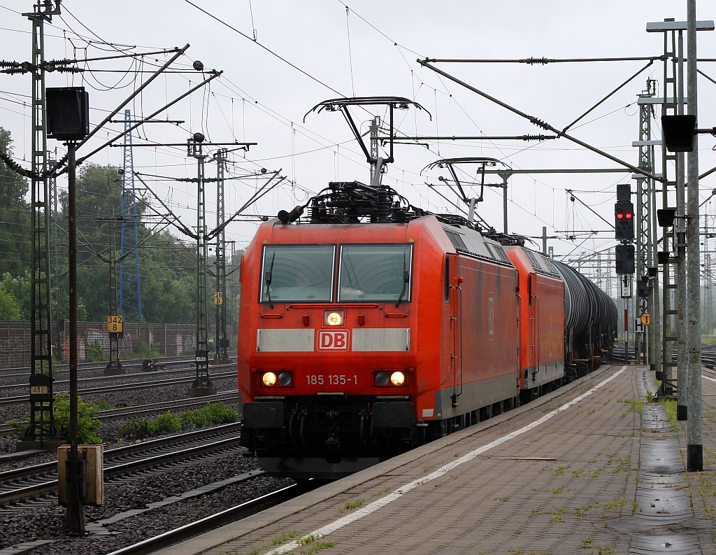 185 135-1 und 145 018-8 zogen kurz nach der 155 einen weiteren Öler Richtung Hamburg Hohe Schaar. HH-Harburg 29.06.2013