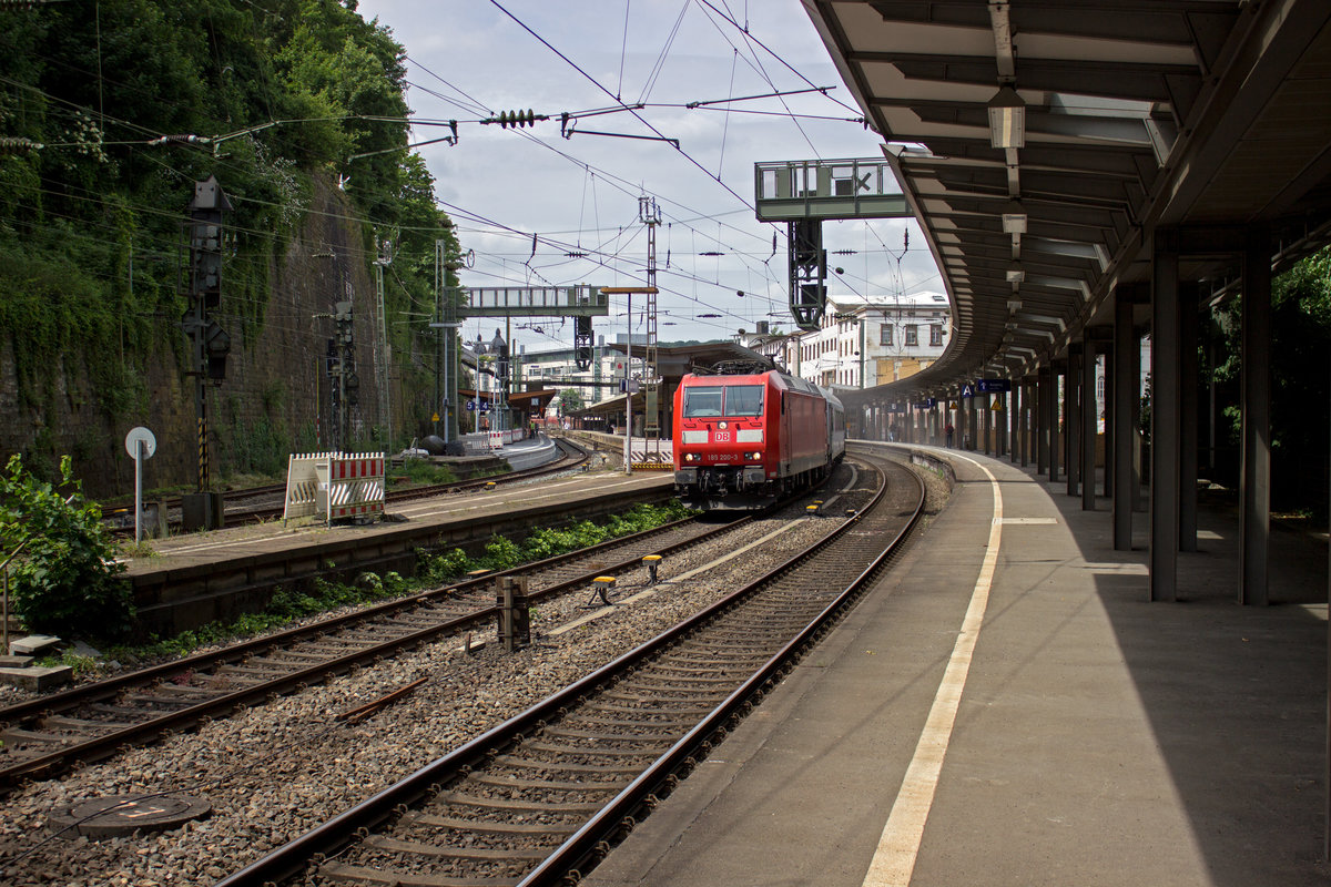 185 200 durchf�hrt mit einem G�terzug, bei dem an erster Stelle - kaum erkennbar - ein Milit�rzugbegleitwagen eingereiht ist, den Wuppertaler Hauptbahnhof.