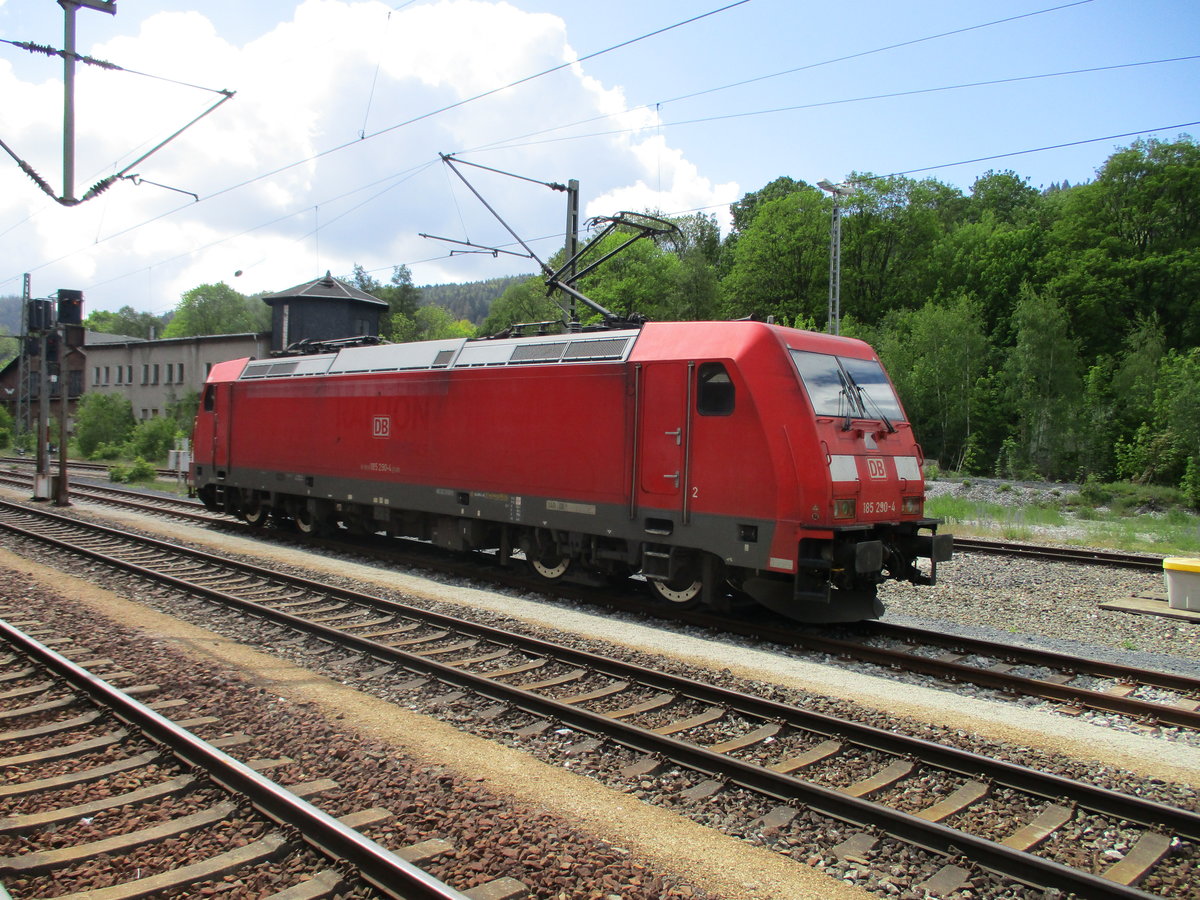 185 290 warten am Ausfahrsignal,am 29.Mai 2020,in Probstzella.