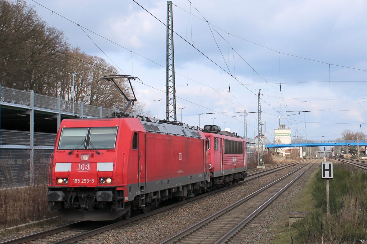 185 293-8 kommt von Rostock - Seehafen und hat 155 252-0 im Schlepp, die nach Köln-Kalk zur Firma Bender überführt wird (die Stromabnehmer fehlen schon). Tostedt den 27.02.2016