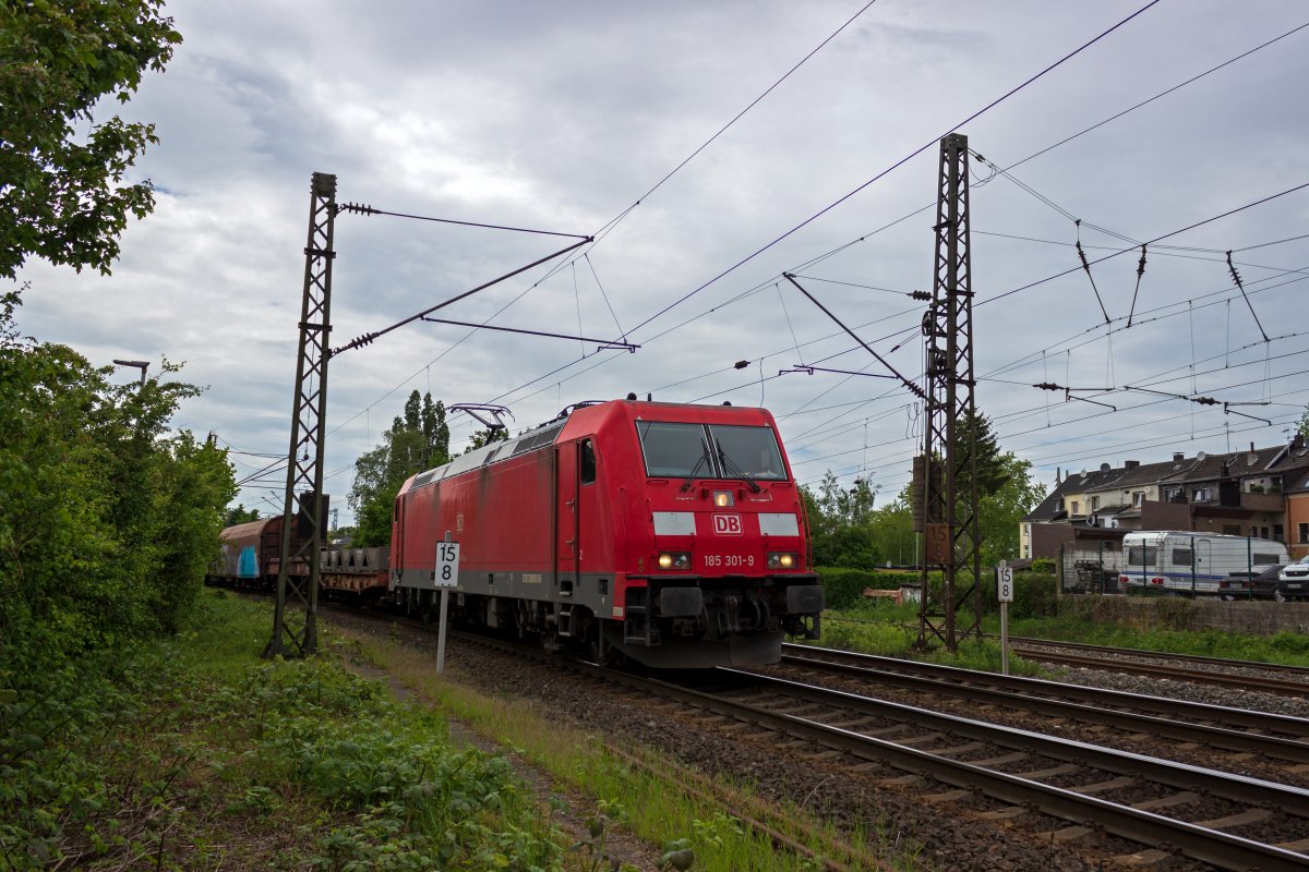 185 301 fhrt mit einem gemischten Gterzug in Oberhausen-Osterfeld ein.