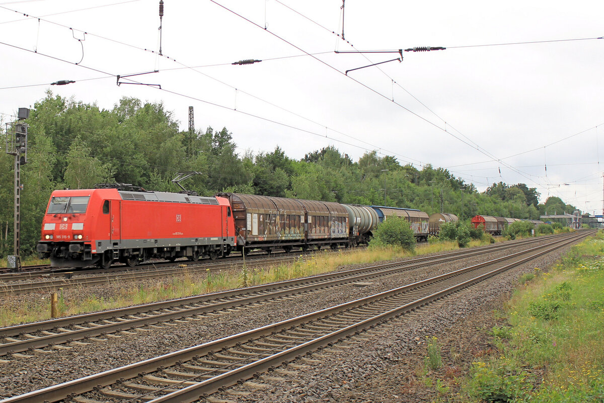 185 315-9 mit einen  gemischten  am Haken. Tostedt, 13.07.2024.