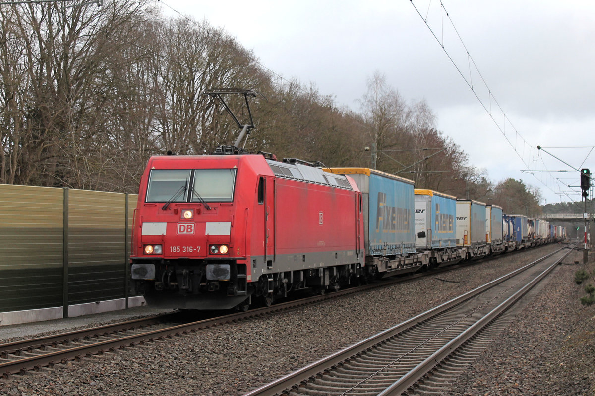 185 316-7 mit Seekisten aus den Hamburger Hafen. Lauenbrück den 10.08.2017