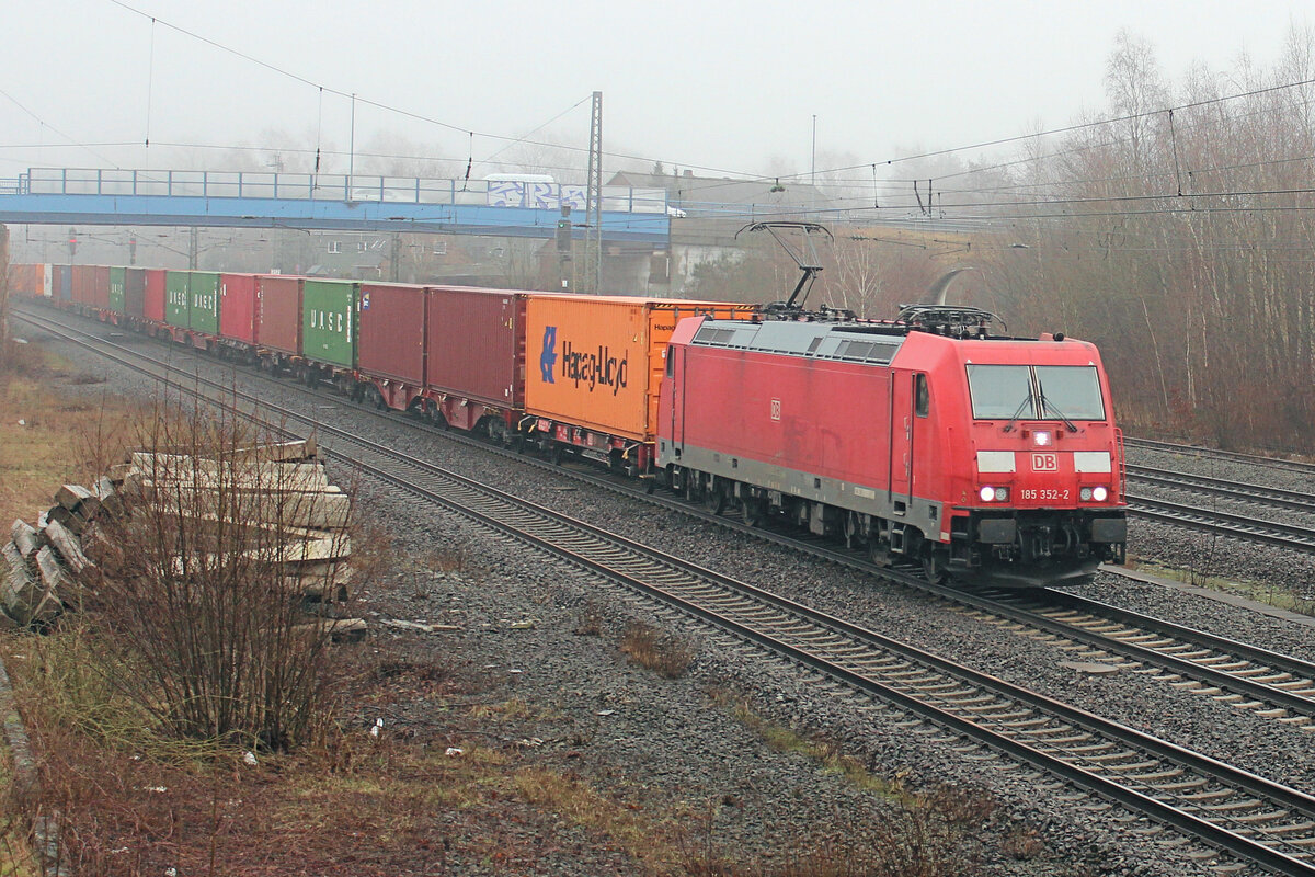 185 352-2 mit Seekisten am Haken. Tostedt, 10.02.2024.