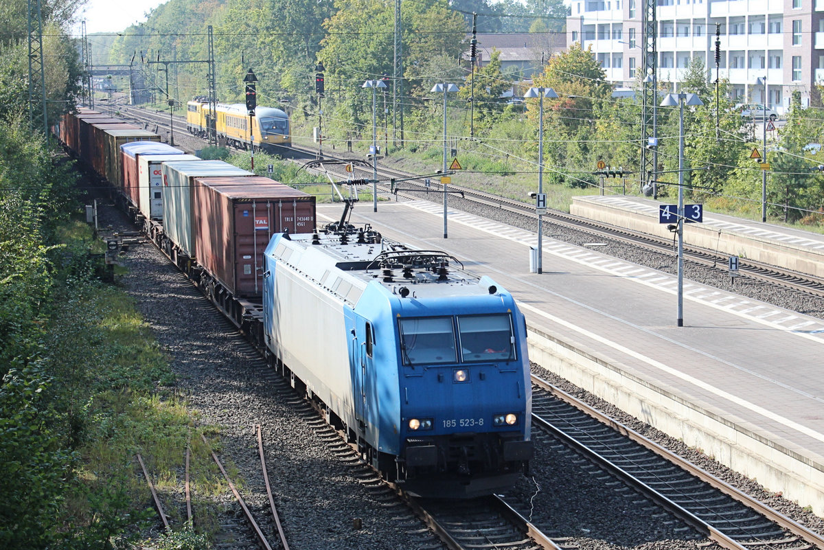 185 523-8 auf den Weg in den Hamburger Hafen. Im Hintergrund ist 111 059-2 mit Ihren Messzug zu sehen. Tostedt, 23.09.2020