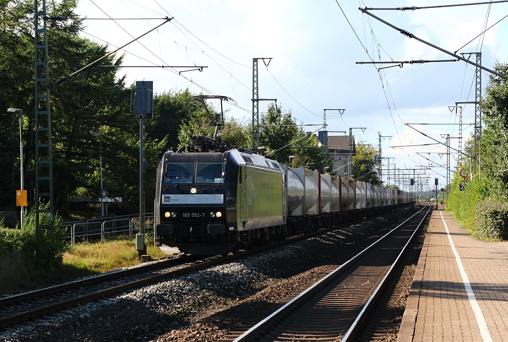 185 552-7 der MRCE/CFL Cargo rauscht hier mit dem DGS 95654(Zementzug von Taulov nach Eichenberg/Leuna Gbf)durch Jübek. 12.09.12