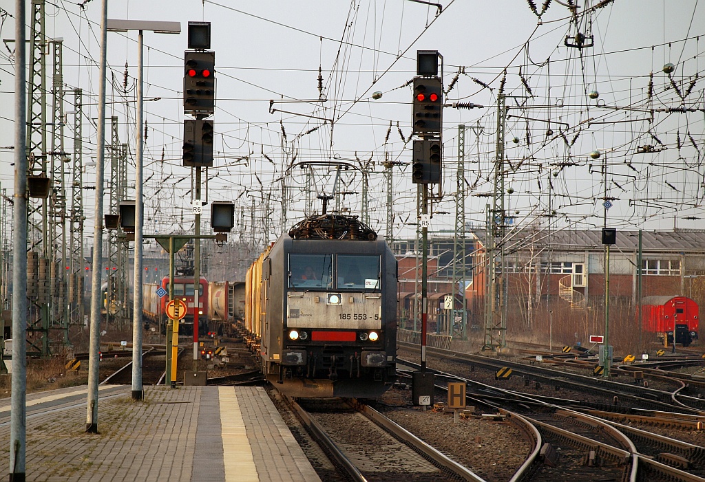 185 553-3 MRCE/CFL Cargo mit Gz bei der Durchfahrt in Neumünster. 30.03.2011