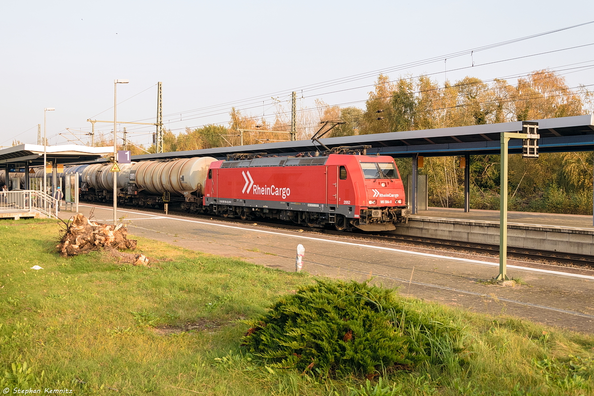 185 584-0 RheinCargo GmbH & Co. KG mit einem Kesselzug  Benzin oder Ottokraftstoffe  in Brandenburg und fuhr weiter in Richtung Magdeburg. 17.10.2017