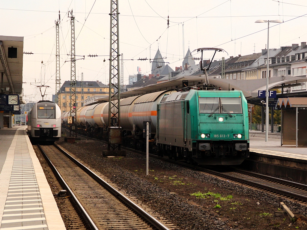 185 613-4 rauscht mit einem Öler durch den Koblenzer Hbf. 29.09.2012(üaV)