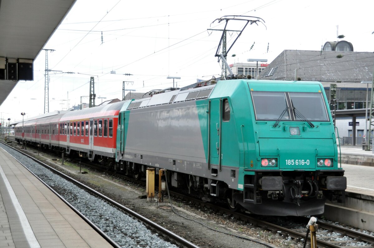 185 616-0 mit Nahverkehrszugwagen in Nürnberg am 04.04.2011.