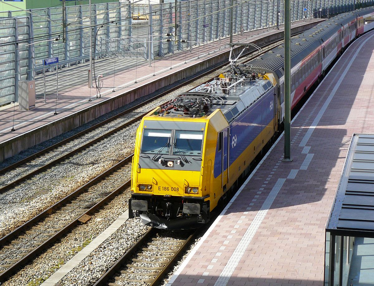 186 008 mit Intercity nach Breda. Gleis 3 Rotterdam Centraal Station 02-04-2015.

186 008 met Intercity naar Breda. Spoor 3 Rotterdam Centraal Station 02-04-2015.