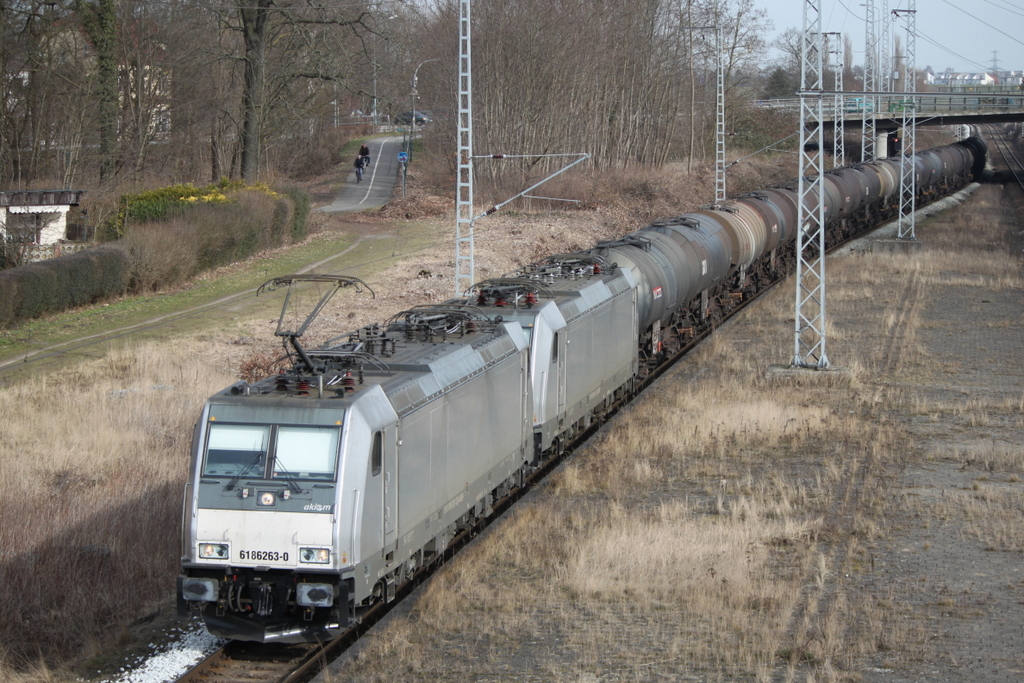 186 263-0+186 261-4 mit Kewa von Rostock-Seehafen nach Grokorbetha bei der Durchfahrt im Haltepunkt Rostock-Kassebohm.04.03.2017