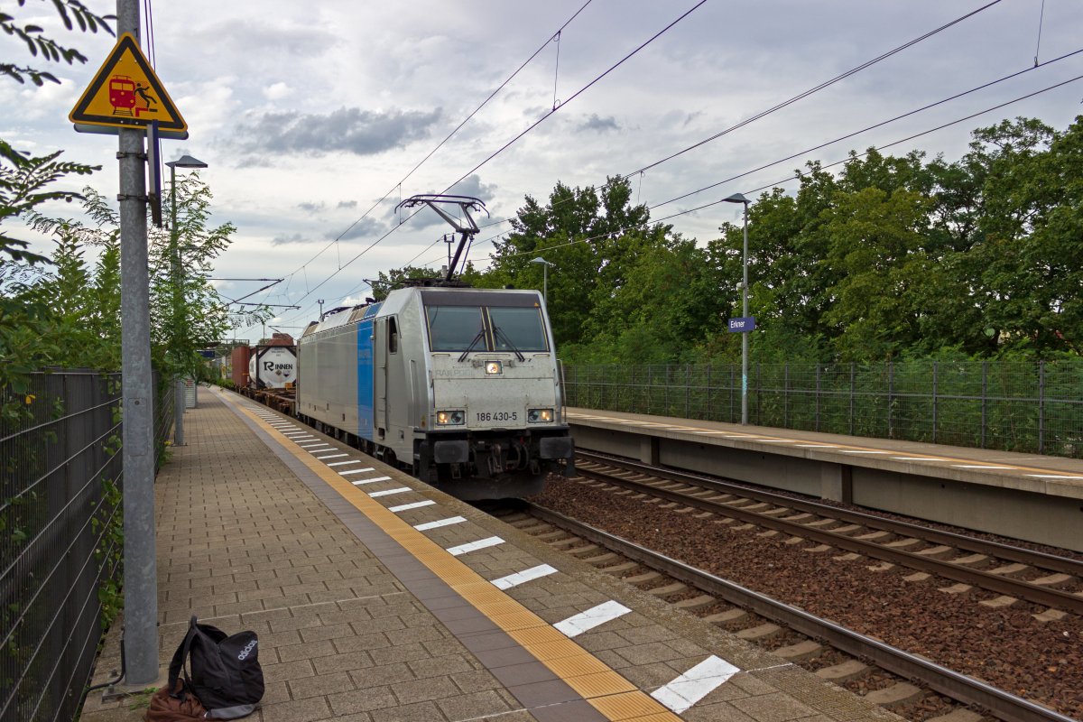 186 430 fuhr am 28.08.2020 mit einem Containerzug durch Erkner.