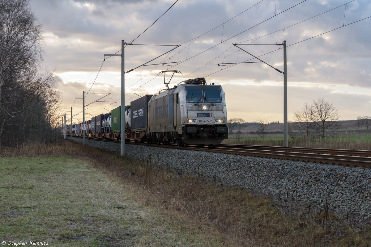 186 455-2 Railpool GmbH fr METRANS Rail s.r.o. mit einem Containerzug in Nennhausen und fuhr weiter in Richtung Wustermark. 10.03.2017