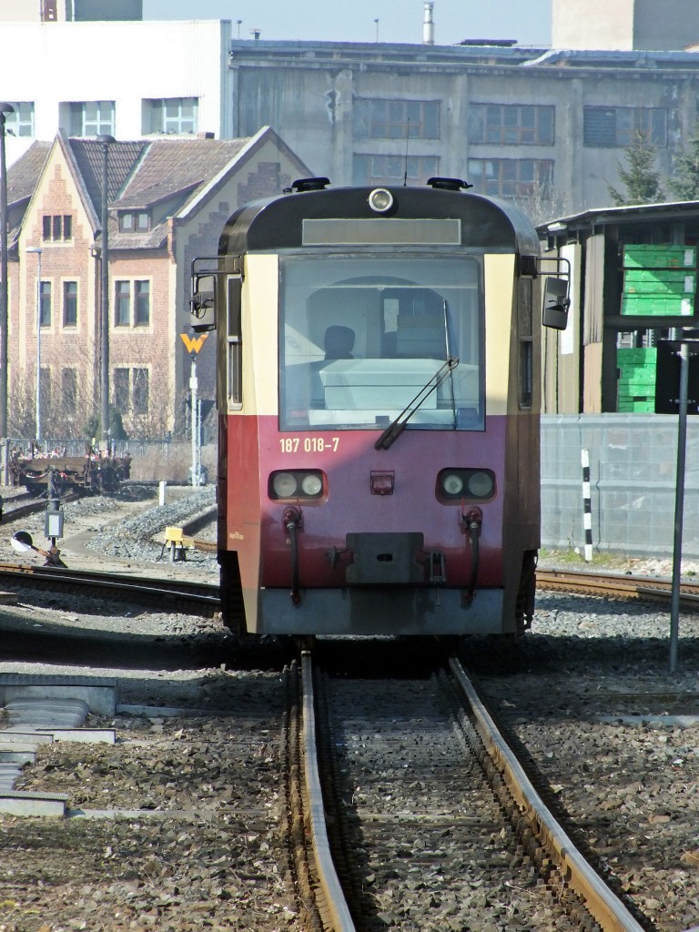 187 018 der HSB wird im Vorortverkehr von Nordhausen im Wechsel mit Combino Duos eingesetzt. Am Vormittag des 11.3.14 machte er gerade an einem schattigen Pl�tzchen im Schmalspurbahnhof Pause.