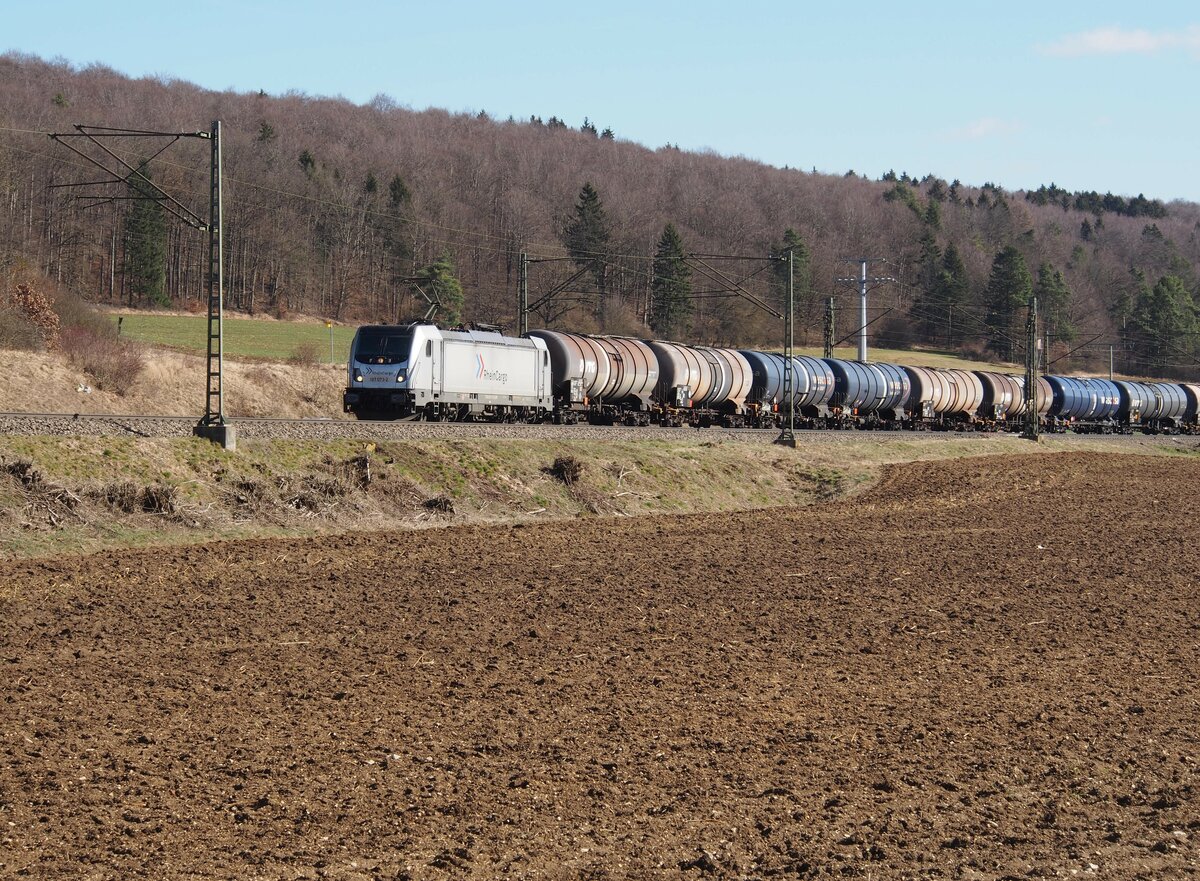 187 073-2 RheinCargo mit Kesselwagenganzzug bei Amstetten am 21.02.2020.