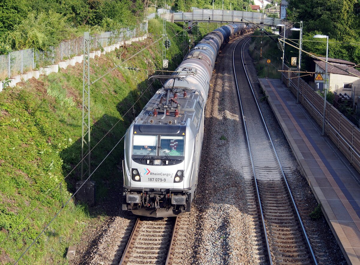 187 079-9 Rhein-Cargo mit Kesselwagenzug in Lonsee am 03.07.2020.