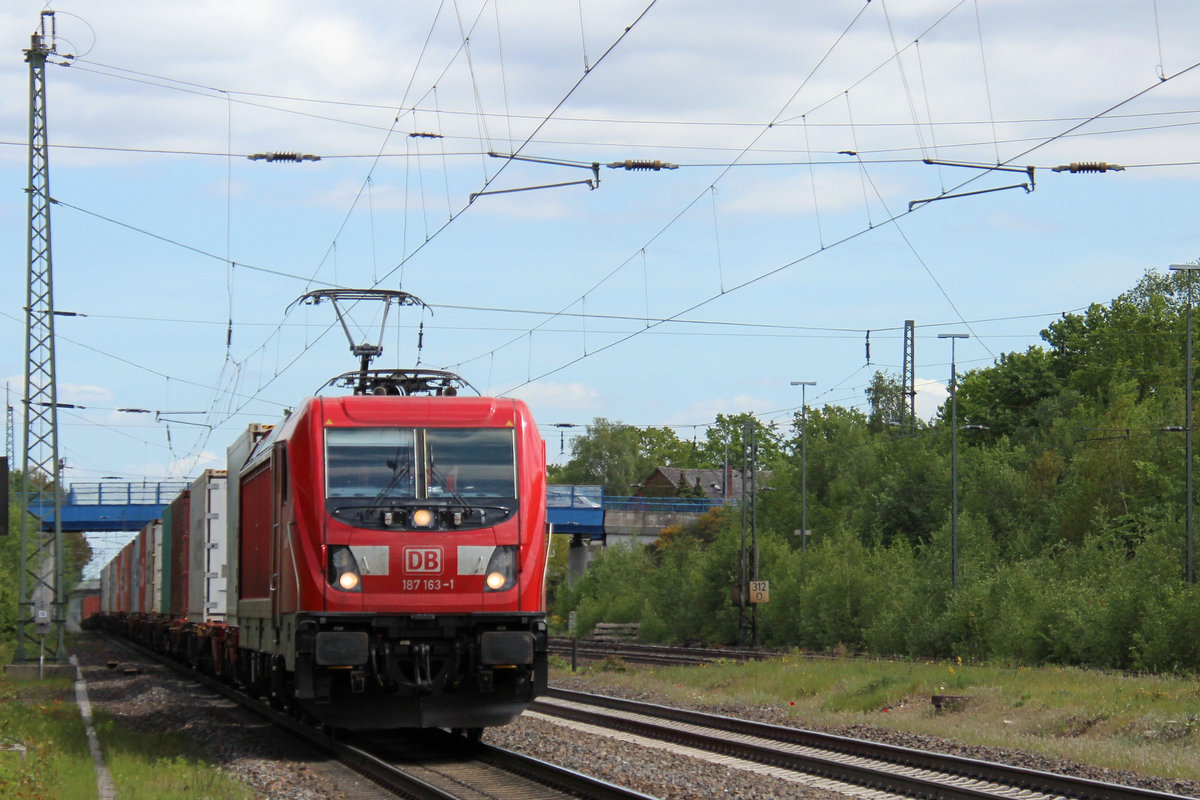 187 163-1 mit Seekisten am Haken. Tostedt, 20.05.2020