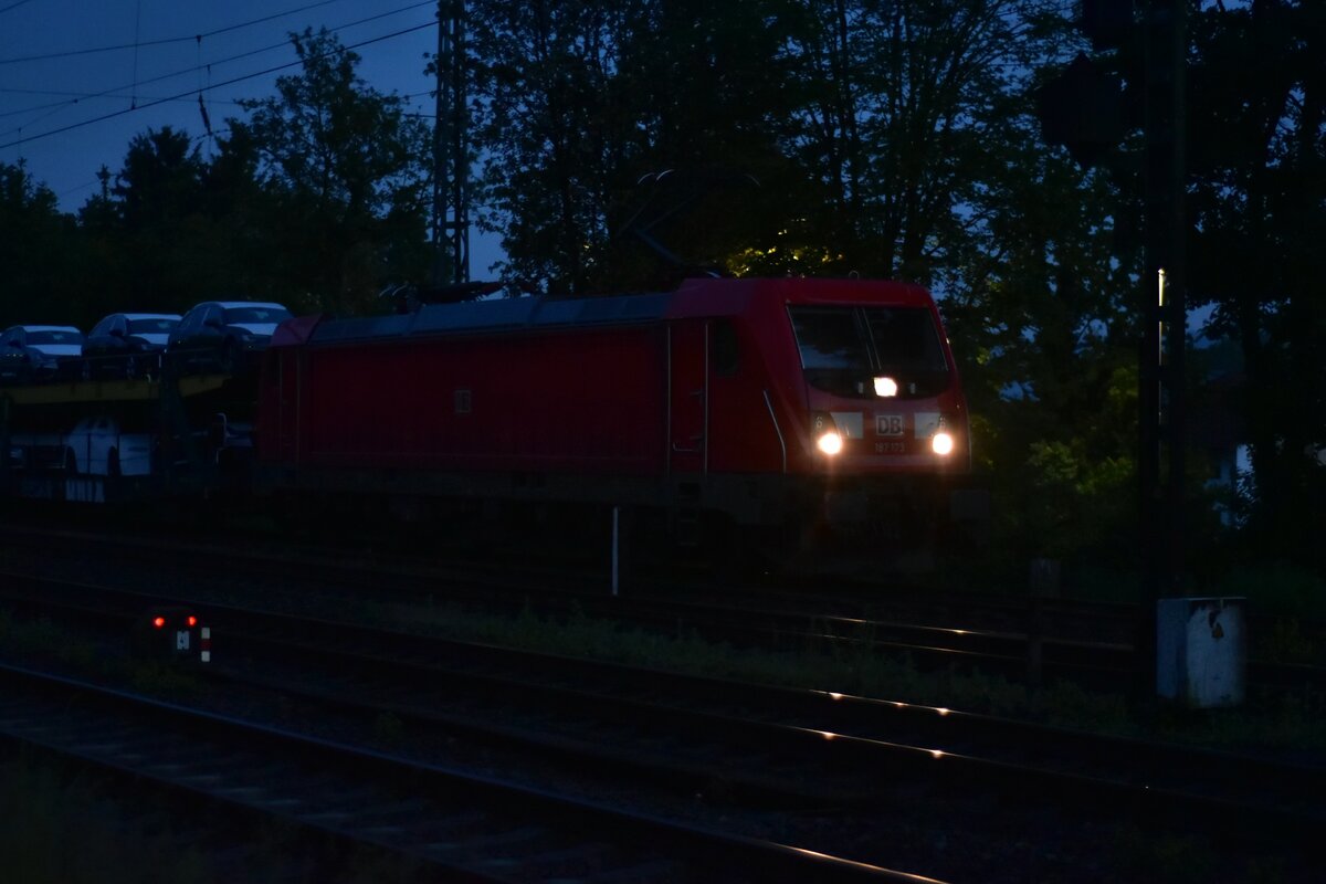 187 173 steht in  Neckarelz vorm Asig  gen Binau und wartet darauf das der 6442 408 als RE10a nach Mannheim überholt.  13.5.2024