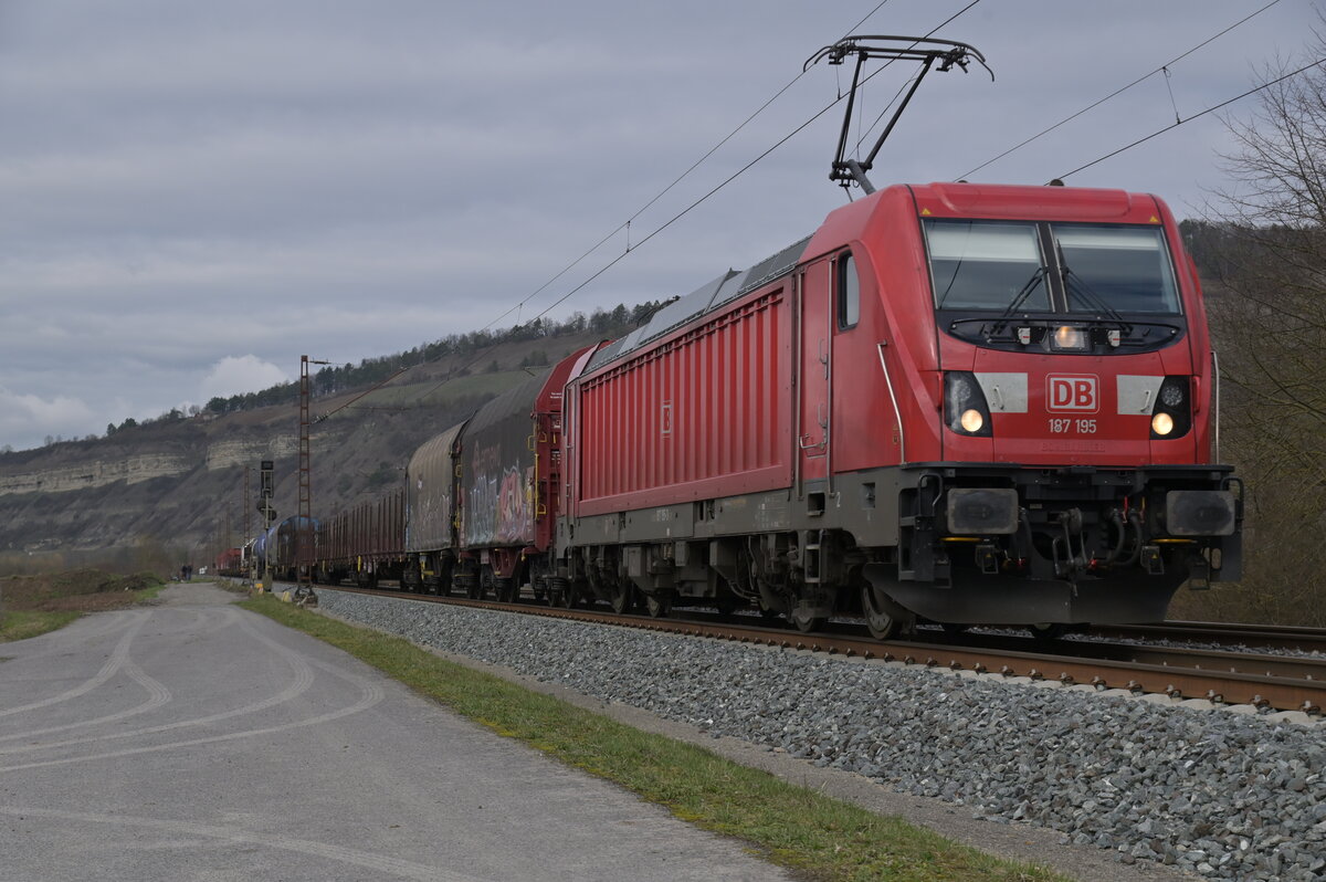 187 196 mit einem Mischer in Thüngersheim gen Würzburg Hbf fahrend am 17.2.2024 17.2.2024 