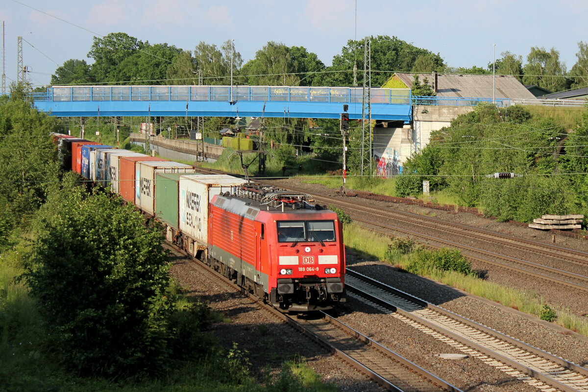 189 064-9 mit Seekisten aus den Hamburger Hafen. Tostedt, 09.06.2021