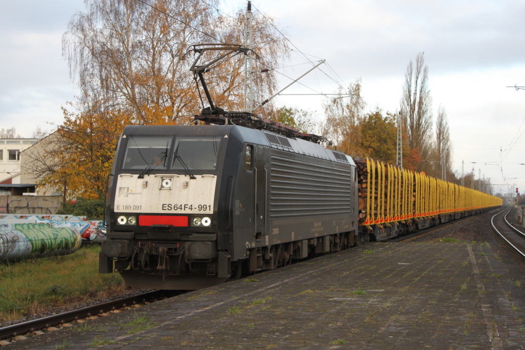 189 091-2(ES 64 F4-991)mit Holzzug von Rostock-Bramow nach Stendal-Niedergörne bei der Durchfahrt im Haltepunkt Rostock-Holbeinplatz.12.11.2017