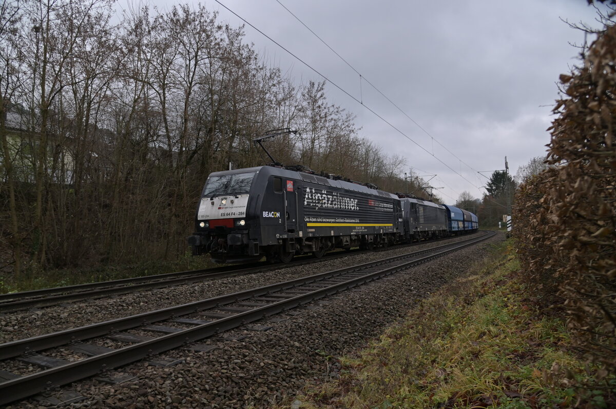 189 284 führt einen NIAG Leerpendelzug nach Modrs zurück. Neckargerach den 14.12.2023