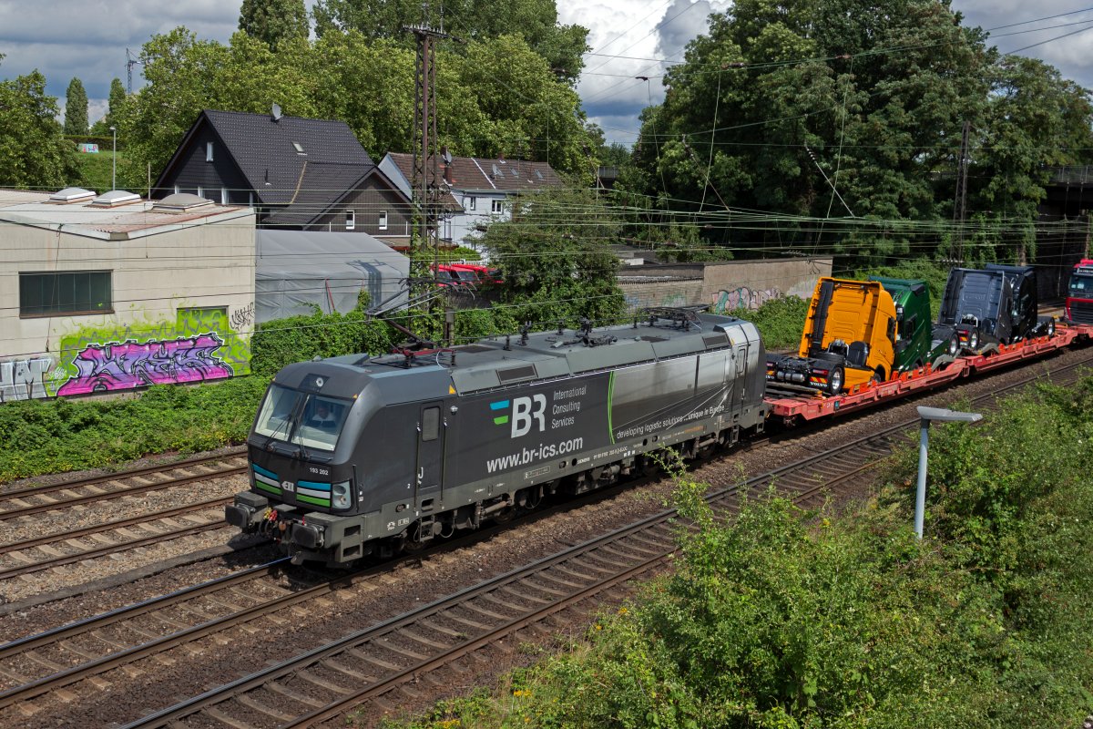 193 202 macht Werbung fr br-ics. Allerdings nicht das Staatenbndnis, sondern einen Logistikdienstleister aus Schwechat bei Wien. Mit einer recht ungewhnlichen Ladung, fabrikneuen LKW, ist die Lok bei Oberhausen-Osterfeld unterwegs.