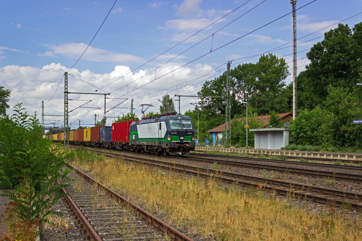 193 220 von ell ist vermutlich fr METRANS im Einsatz und befrderte am 21.07.22 einen Containerzug ostwrts durch Niderndodeleben.