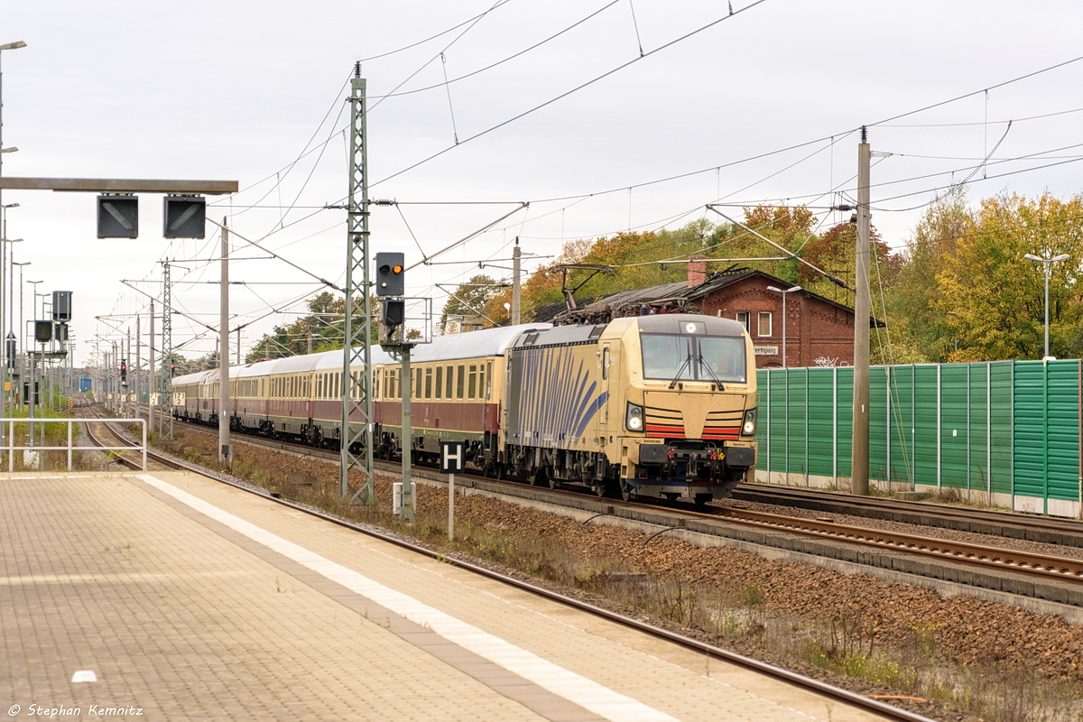 193 777-0 Lokomotion Gesellschaft für Schienentraktion mbH mit einer Rheingold leer Garnitur in Rathenow und fuhr weiter nach Berlin. Netten Gruß an den Tf! 21.10.2017