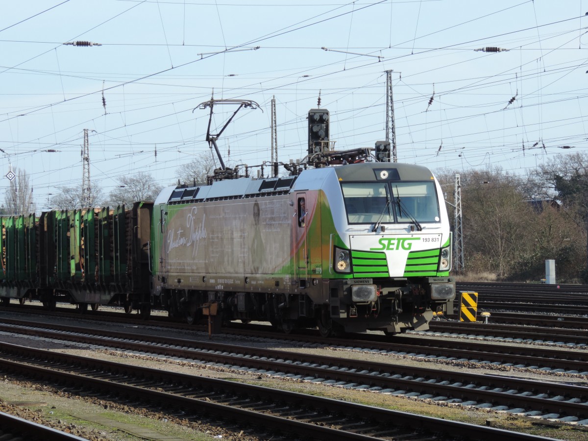 193 831-5 Christian Doppler mit dem Holzzug von Rostock-Bramow nach Stendal-Niederg�rne im Bahnhof Bad Kleinen.06.02.2016
