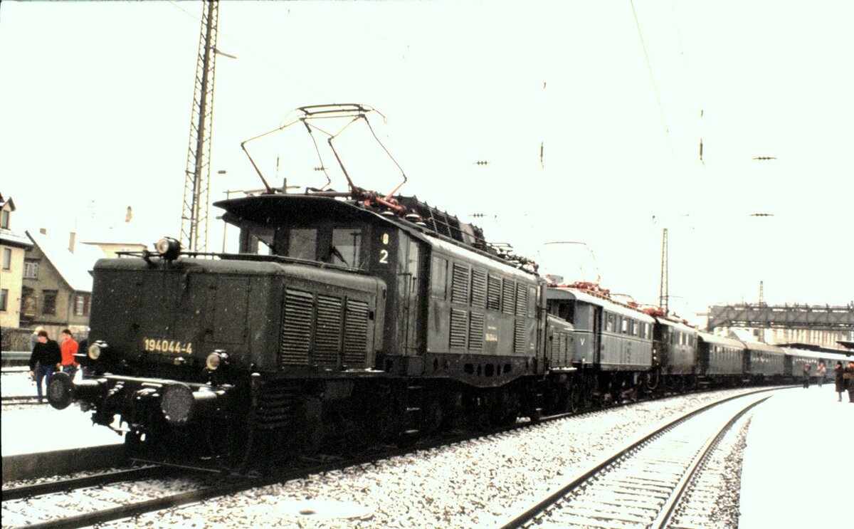 194 044-4; E 75 09 und E 44 002 mit Sonderzug in Geislingen / Steige am 04.01.1987.