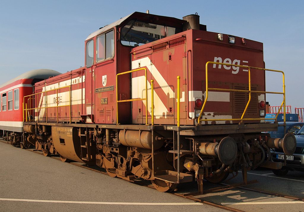 1961 als V 100 1233 bei Krupp unter der Baunummer 4343 gebaut wurde die heutige DL 2 der neg mit dem Namen  Nordfriesland  zwischen 1990 und 1991 bei Henschel umgebaut. Seit 2007 fährt sie als (9280 1)209 101-5 auf der Strecke Niebüll-Dagebüll und bei Bedarf auch auf anderen Relationen durch Norddeutschland. Hier steht sie in Dageüll abgestellt. 02.10.2011