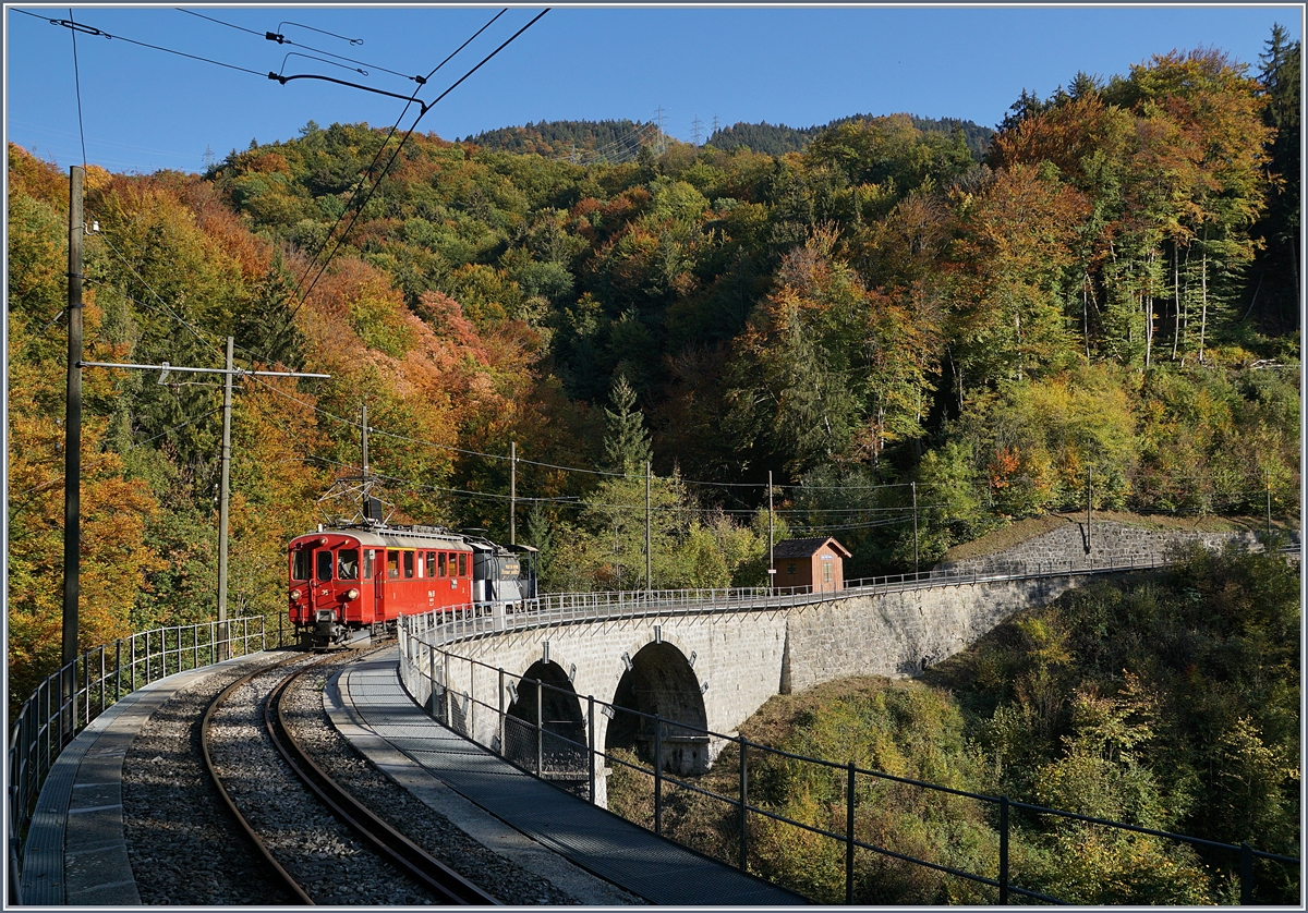 1968-2018 - 50 Jahre Blonay-Chamby Bahn Museumsbahnbetrieb: Der Sommer/Herbst 2018 war sehr trocken, so dass Dampffahrten untersagt wurden oder ein Löschzug diese begleiten musste. Im Bild der RhB ABe 4/4 35 mit einem Löschzug auf dem Baye de Clarens Viadukt. 

14. Okt. 2018