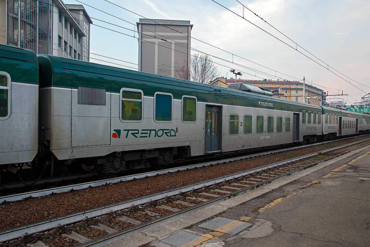 2. Klasse Nahverkehrs-Niederflur-Personenwagen mit (auf dem Dach befindlicher) Klimaanlage 50 83 20-39 105-7 ITN, der Gattung nB, Typ 1973 der Trenord am 29.12.2015 im Zugverband im Bahnhof Milano Porta Genova (Stazione di Milano Porta Genova).

Die den Wagen handelt es sich um in Italien hergestellte Eisenbahnwaggons die speziell für den Einsatz auf regionalen Strecken bestimmt sind. Hersteller waren Sofer, Officine Galtarossa und Officine Keller. Die Fußbodenhöhe im Einstiegsbereich und zwischen diesen (im Mittelteil) beträgt  601 mm an den Enden über den Drehgestellen beträgt er 1.181 mm.

TECHNISCHE DATEN: 
Spurweite: 1.435 mm
Länge über Puffer:  26.400 mm
Breite: 2.855 mm
Höhe: 3.705 mm
Drehzapfenabstand: 19.000 mm
Achsstand im Drehgestell:  2.400 mm
Leergewicht:  42 t
Sitzplätze:  84 (2. Klasse) 
Höchstgeschwindigkeit:  140 km/h
Bremsbauart:  Freno WU-R63 
