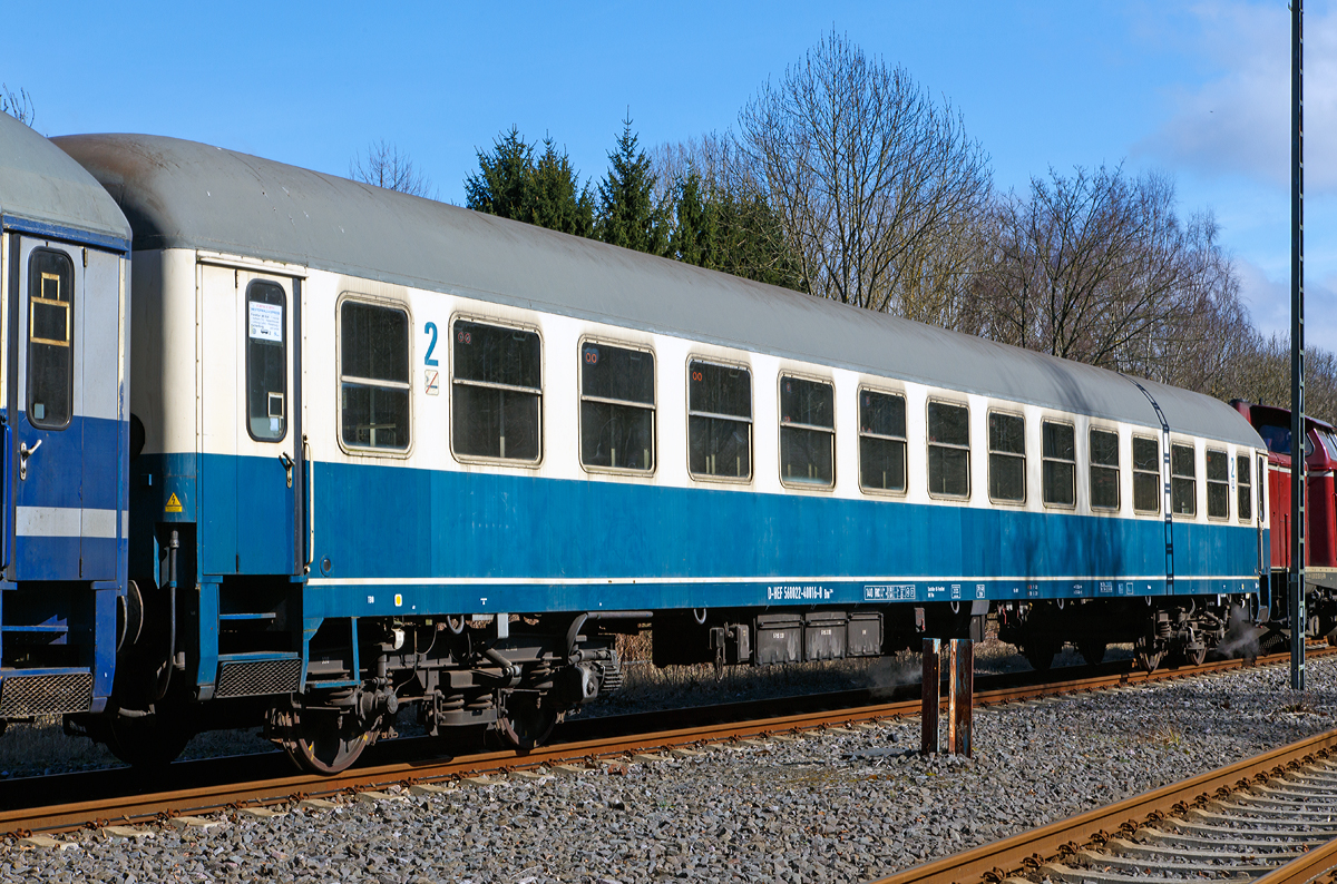 
2. Klasse Schnellzugwagen (Abteilwagen) ein m-Wager der UIC-Typ bzw. Bauart Bm 234, hier D-HEF 568022-40016-8 Bm 234 der Historischen Eisenbahn Frankfurt e. V. im Zugverbund vom Dampfsonderzug  WESTERWALD EXPRESS  als Eilzug 25710 am 22.03.2015 im Bahnhof Hachenburg. 

Die Wagenbauart Bm 234 ist mit 1848 St�ck die meistgebaute Wagenbauart. 
Die Wagen�berg�nge sind mit Gummiw�lsten gesch�tzt. Verschlossen werden die �berg�nge mit einer vierfl�geligen Faltt�r. Neben einem WC-Raum an jedem Wagenende gab es auch einen separaten Waschraum.
Die Wagen k�nnen sowohl mit Dampf als auch elektrisch beheizt werden. Die Energie wurde aus Generatoren in den Drehgestellen gewonnen, wobei eine Pufferbatterie dazwischengeschaltet ist. Als Leuchtquelle dienen Neonleuchten. 

Technische Daten
L�nge �ber Puffer:  26,40  m
Wagenkastenbreite:  2,825  m
Gesamth�he:  4,05  m
Drehzapfenabstand:  19,00  m
Achsstand der Drehgestelle:  2,50  m
Gesamtgewicht:  37 t
H�chstgeschwindigkeit:  140 km/h
Drehgestelltyp:  Minden-Deutz
Bremse: Klotzbremse
Heizung:  elektrisch und Dampf
