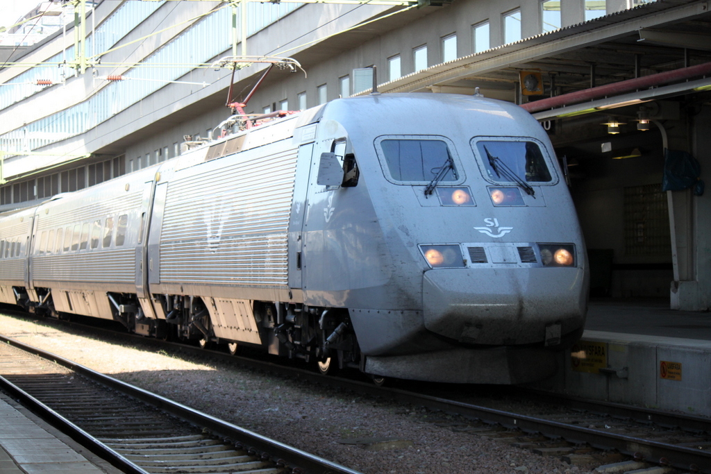 2000 von Stockholm nach Gteborg kurz vor der Ausfahrt im Bahnhof Stockholm.(12.09.2013)

