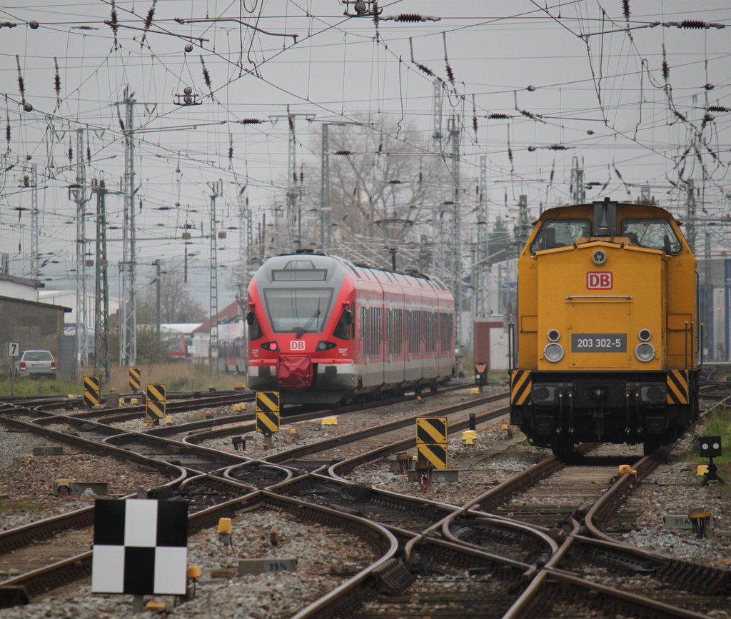 203 302-5 und ein unbekannter Flirt waren am 24.10.2014 im Rostocker Hbf abgestellt.