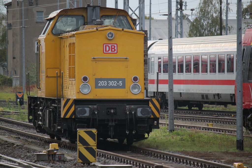 203 302-5 war am 09.10.2014 zu Gast im Rostocker Hbf recht´s fuhr gerade IC 2182(Hannover-Binz)rein.