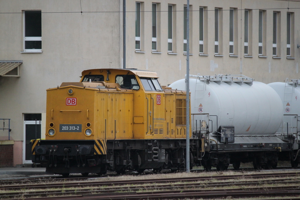 203 313-2 abgestellt mit dem Blümchen-Zerstörer im Rostocker Hbf.22.07.2017