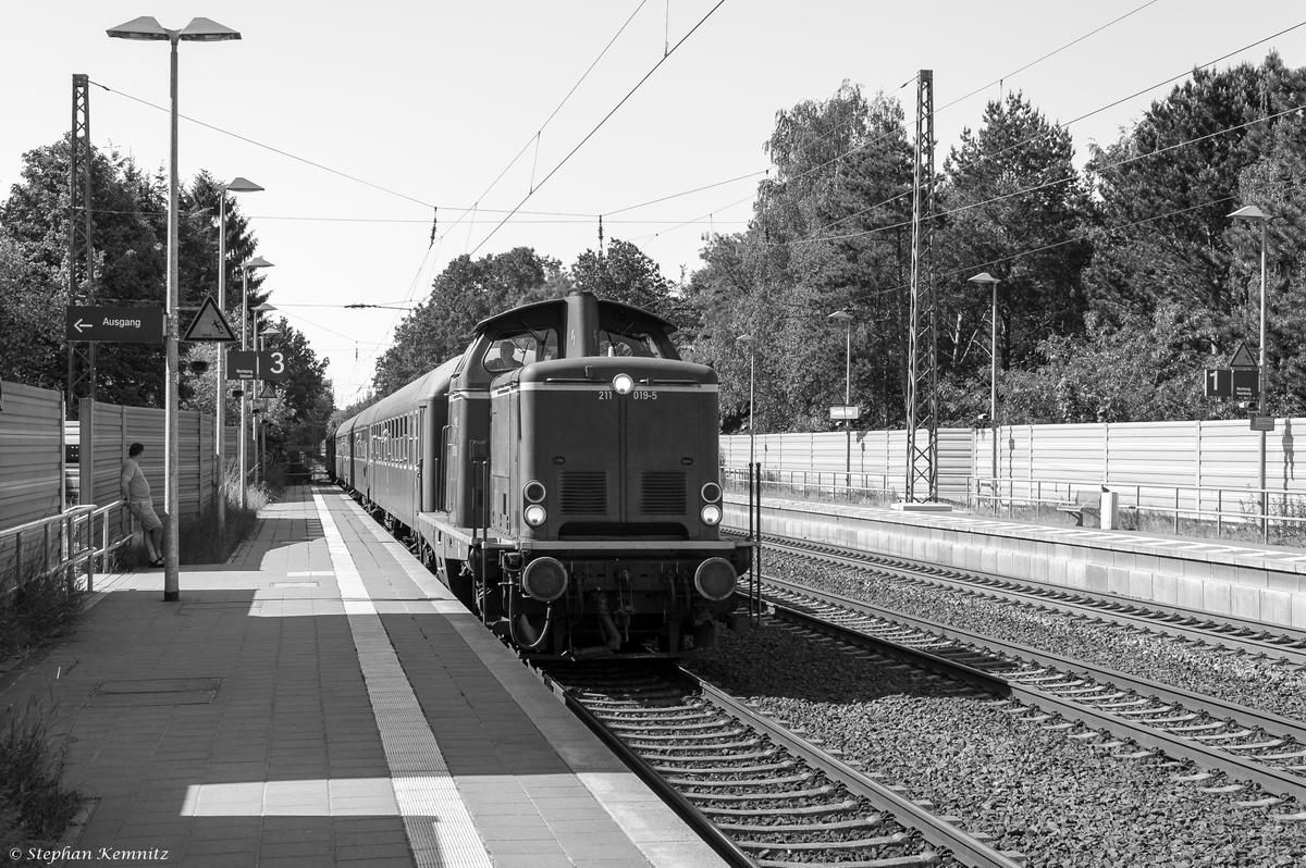 211 019-5 ELV - Eisenbahn Logistik Vienenburg Rainer Mühlberg mit einem Sonderzug in Bienenbüttel und fuhr weiter in Richtung Uelzen. 05.06.2015