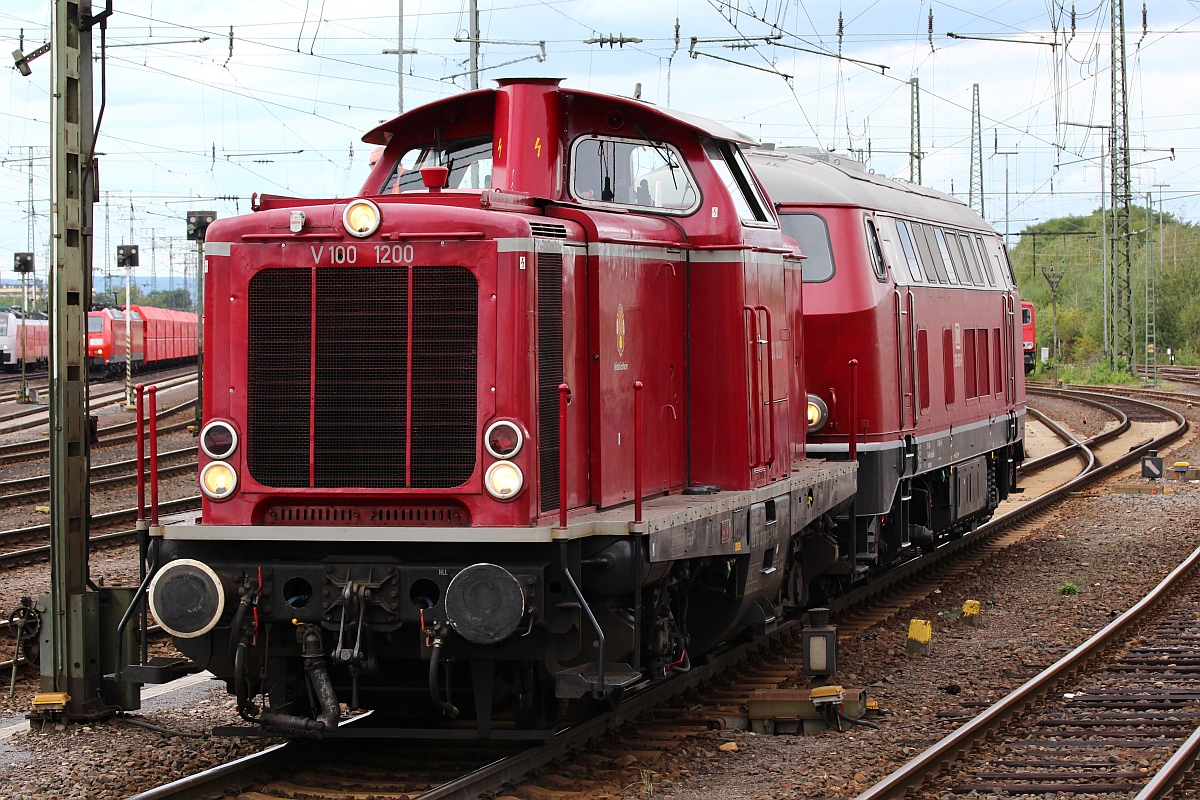 211 200-1  Veitslöchheim  präsentiert sich hier fein rausgeputzt während der Diesel-Parade im/am DB Museum Koblenz-Lützel. 29.09.2012(üaV)