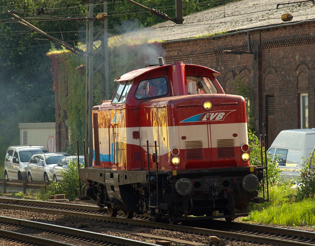 211 324-9/410-03 der EVB(Elbe Weser Bahn, 1000kW,ex DB 211 324, Jung 1962/13451)beim  abdieseln  im Bhf von Hamburg-Harburg. 19.08.2011