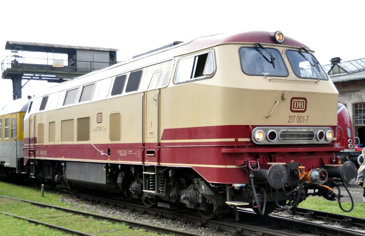 217 001-7 mit Meßzug im Bahnpark Augsburg am 25.10.2009.