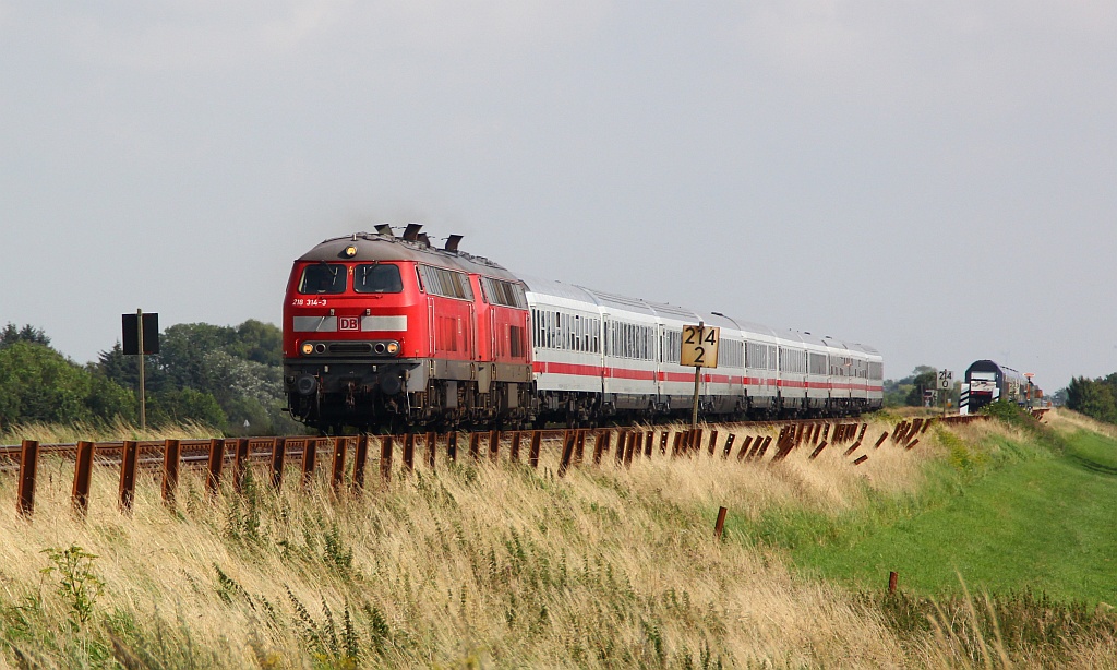 218 314-3 und 315-0 mit dem IC 2310  Nordfriesland  von Frankfurt nach Dagebüll/Westerland. Klanbüll/Dreieckskoog 04.08.12