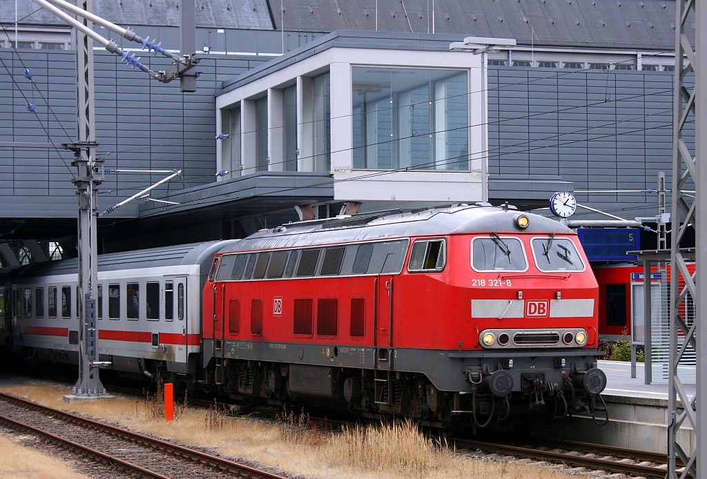 218 321-8 mit dem IC 2220(Frankfurt/Main - Fehmarn/Burg)beim Halt im Lübecker Hbf. 13.07.12